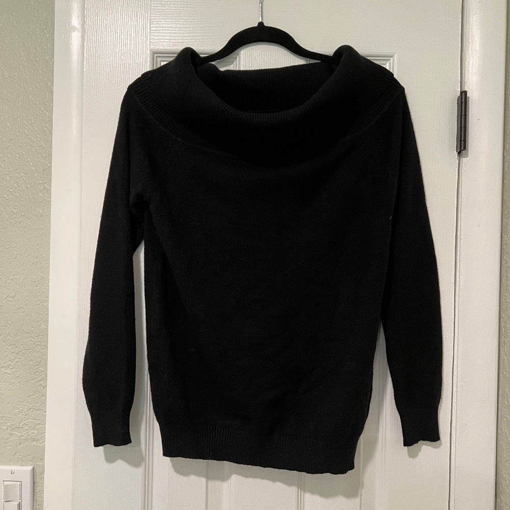 Lulu's - NWOT Long Sleeve Off the Shoulder. Size Medium.